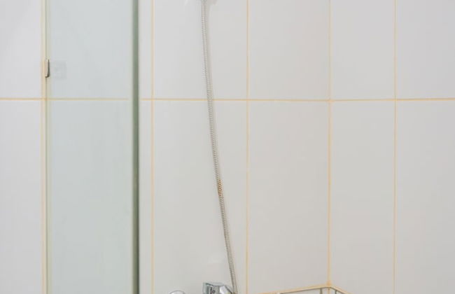 Cozy Studio Apartment at Tamansari Skylounge near Soetta Airport - Foto 11