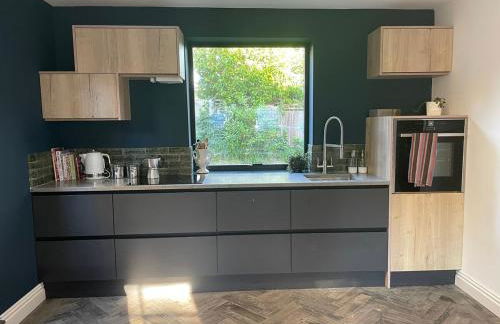 Studio with kitchen nestled lovely wooded cul du sac - Foto 24