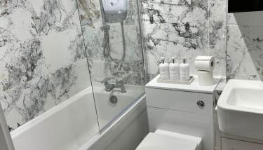 Modern 2 Bedroom House Near London City Airport, Excel, O2 & DLR with FREE Parking & Privet Entrance - Foto 4