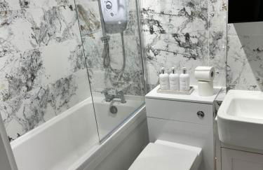 Modern 2 Bedroom House Near London City Airport, Excel, O2 & DLR with FREE Parking & Privet Entrance - Foto 4