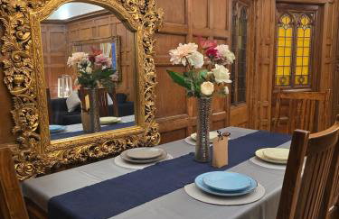 Traditional Victorian West End Apartment - Photo 12