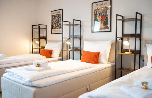 Platz für 8 Pers - C4S Come4Stay Monteure "InnArt" Boxspringbett Einzelbett Töging am Inn, Parkplatz, WLAN, Balkon, Smart TV, voll ausgestatteter Küche, Waschmaschine - Foto 37