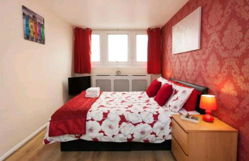 "Snooze Central" - City Centre Apartments above Victoria Centre Shopping Centre with full Kitchen in Milton Street - up to 4 Beds - most Central Location next to the Hilton Hotel - Outdoor Parking for Cars or Vans five pounds a day - Sunday 1pm Check-Out - Photo 7