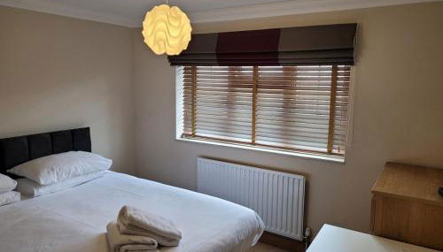 The Holbein Three bedroom home near tilgate park private parking and garden - Foto 4