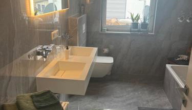Haus Villa-Moderne Ferienwohnung in Wallersdorf-Haidlfing - Foto 3, towels, Shower