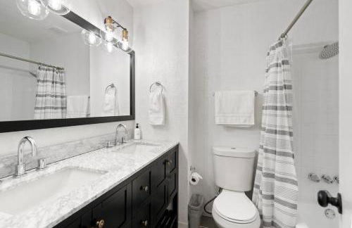 Spacious and Cozy 5 Bed 3 Bath Vacation House W 2 King 3 Queen! Sleep 12! 15Min to Red Rocks - Foto 61