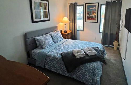 5 Bedroom Lakeside Home Sleeps 12 - Shared Lake Access, Large Yard, Central Air, Fire Pit, Horseshoes & More! - Foto 19