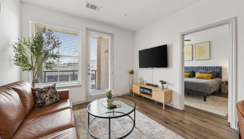 Chic 1BR Frisco Stay, King & Sofa, Pool & Gym - Foto 2