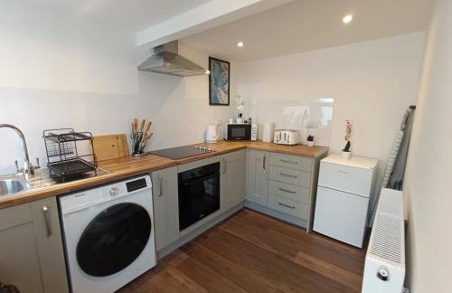 Open Mind Property - HotTub, 2 Guests & 1 Bed - Photo 4