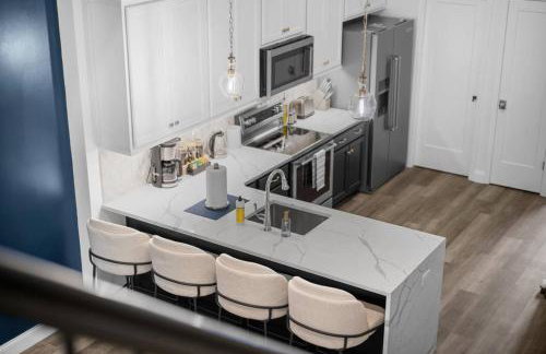 Immaculate Penthouse Double King Suite on Butler St with rooftop deck and free off street parking - Foto 25