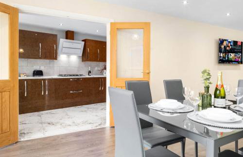 Four Bed House - Sleeps 7 - Garden - Parking - Smart TV 6COK - Photo 15