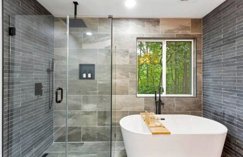 Stylish Lakehouse with Black-and-White Modern Design near Lake Hartwell, Clemson SC - Foto 5