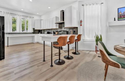 Trendy Two-Level Apartment - Foto 2