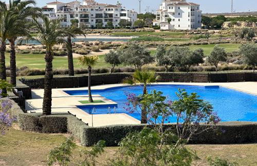 Stunning apartment with a beautiful pool/lake view - Foto 32