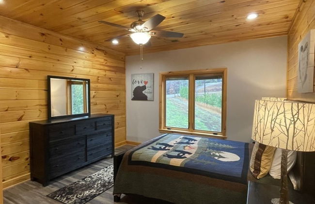 Nature lovers dream! Steps from fishing plus 140 acres of hiking! 4 Bedroom Home by RedAwning - Foto 2