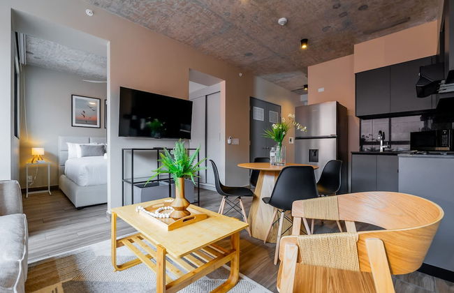 w Majestic 1BR w Great Pool in Centriqo - Foto 3