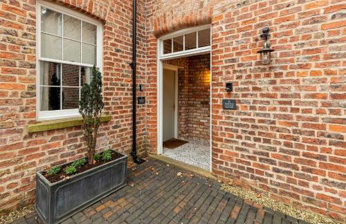 No. 6 - Wisteria Cottage - Pass the Keys - Photo 1