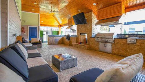 King bed pool gym BBQ theHeights LongStayDiscount - Foto 3