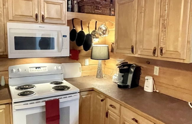 Romantic, pet friendly cabin with private hot tub, washer/dryer and full kitchen Studio Cabin by RedAwning - Foto 7