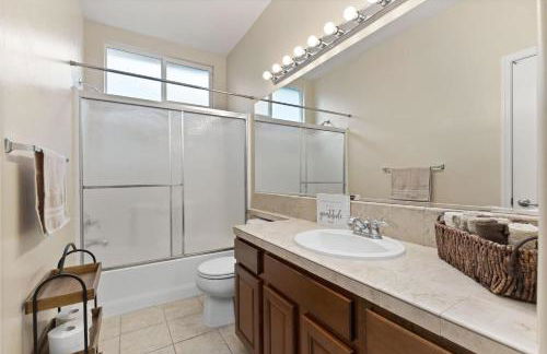 Stylish Silver Falls 4BR KING Master Game Room - Photo 27