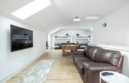 Modern retreat w/ stunning views & hot tub - Photo 29