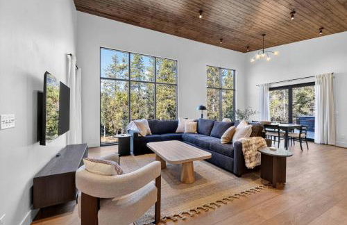 The Luxe House | Upscale Cabin w/ Hot Tub & Fire Pit! - Foto 47