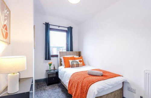 3-BR Home in Wigan | Free Wi-Fi | Comfortable Stay - Photo 10