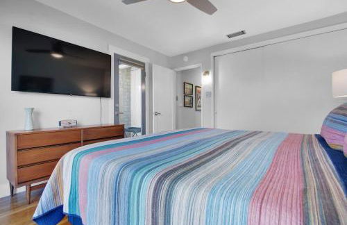 MIDCENTURY MANOR-Hot Tub & 5 Blocks to Town Center - Foto 14