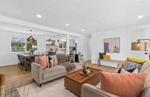 Family-Friendly 4BR Home with AC and Yard Near Airport - Foto 1