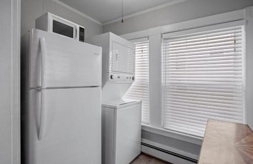 Stylish First Floor Apartment w Private Front Porch - Photo 10