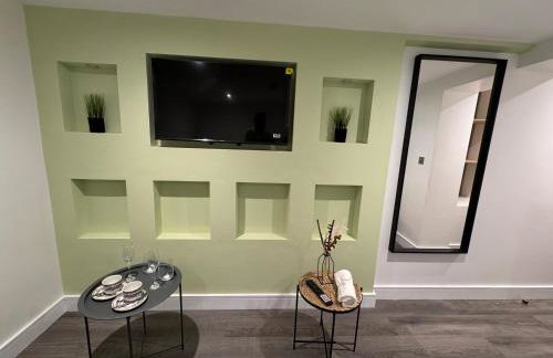 Southgate Luxury Apartments-Jaquzzi Bath-Private Parking- suitable for contractors - Foto 23