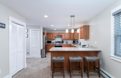 Updated Family-sized Home in Heart of Rutland, Near Slopes, EV Level 2, Hot Tub - Photo 15