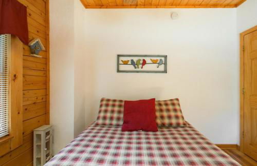 Blueberry Hill Cabin-Private, secluded cabin with a fireplace and New Hot Tub 2025 - Foto 23