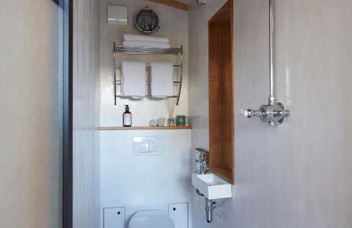 The Cabana Luxury Award Winning Tiny Home with Hot Tub and Private Garden 2 mins Walk to Ryde Beach - Photo 6