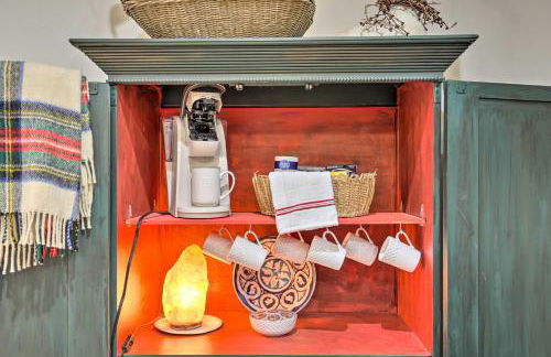 Cozy and Quiet Studio with Porch, Near Scenic Railway! - Foto 13