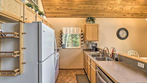 Riverfront Hungry Horse House with Large Deck! - Foto 2