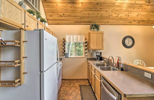 Riverfront Hungry Horse House with Large Deck! - Foto 2