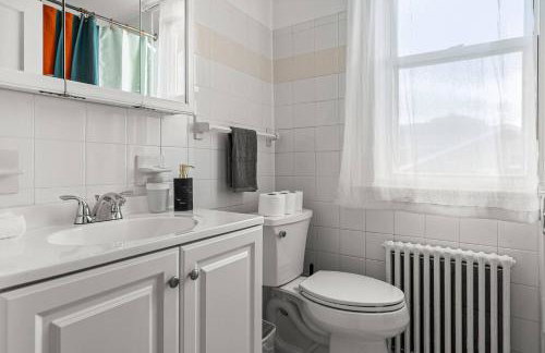 Charming 4BR Retreat in Arlington Sleeps 12 NearDC - Foto 27