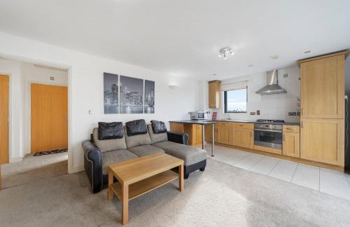 Modern 2 bed 2 bath with Balcony in Rayners lane Pinner Harrow near Wembley Greater London - Photo 19