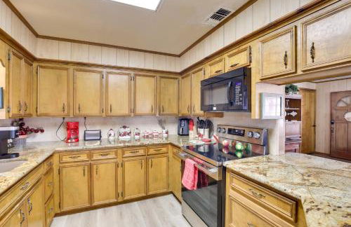 Hot Tub, Lake Access! Anglers Escape in Hemphill - Foto 7