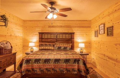 Cabin #6 Bobcat Bunkhouse - Pet Friendly - King Bed - Sleeps 4 - Photo 20