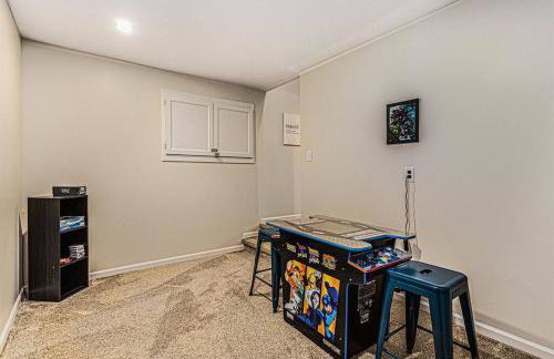 The Hopkins Hideaway - 40 Acres with trails, Arcades, Hot Tub, Fire Pit - Foto 2