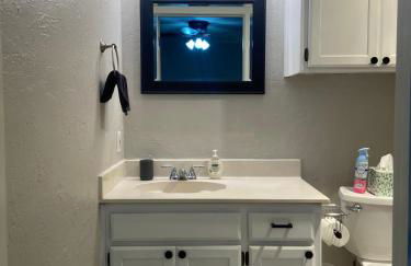 Cozy 3 Bedroom Home in Quiet Neighborhood - Photo 2