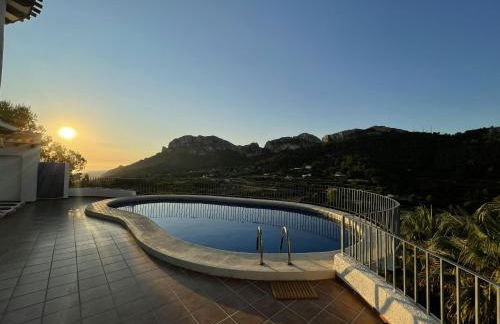 Private Hilltop Villa with Sea and Mountain Views - Foto 1