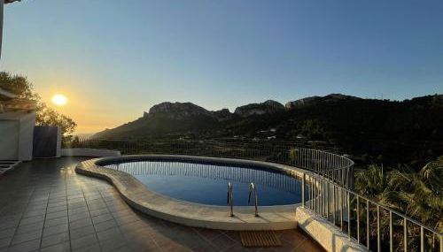 Private Hilltop Villa with Sea and Mountain Views - Foto 1