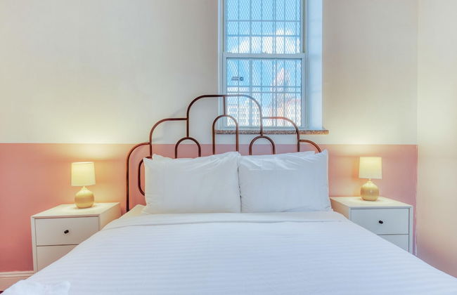 Stairway 3BR Apt w W D Ideal for Groups - Foto 8