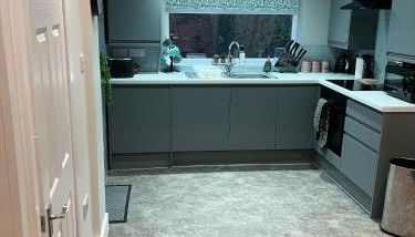 3 Bedroom home, with 4 beds, parking, walk to station & town centre families and business visitors welcome - Foto 3