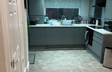 3 Bedroom home, with 4 beds, parking, walk to station & town centre families and business visitors welcome - Foto 3