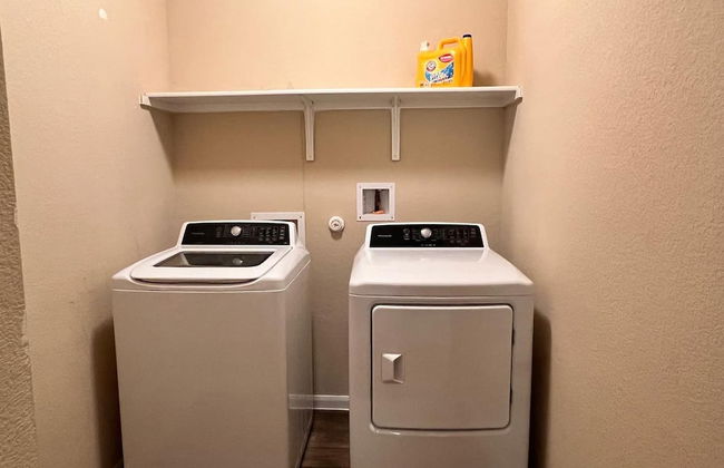 Spacious 4BR Home w Game Room Office Backyard - Foto 19