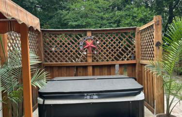 3 Bedroom Cozy Cottage with fenced in backyard and hot tub 4 miles to the beach - Foto 1